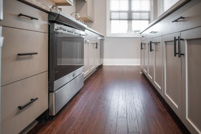 Building Photo - 2 BR 2.5 BA- Downtown Greenville Townhome- FOR RENT