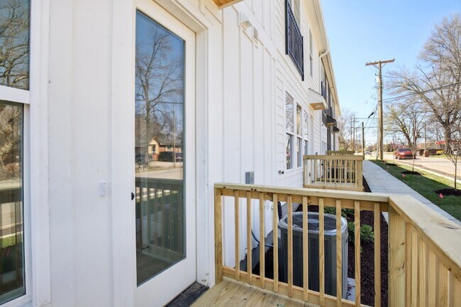 Building Photo - 908 Anderson Ln