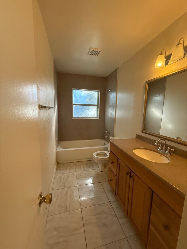 Building Photo - 810 N Hudson St