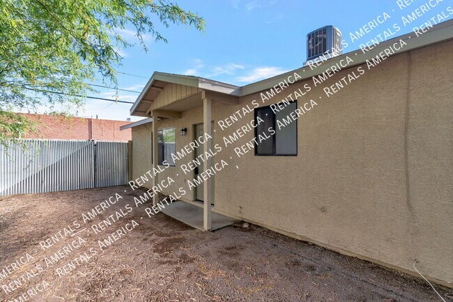 Building Photo - 1107 W Sonora St