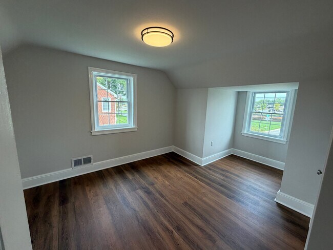 Building Photo - 864 Eden Rd