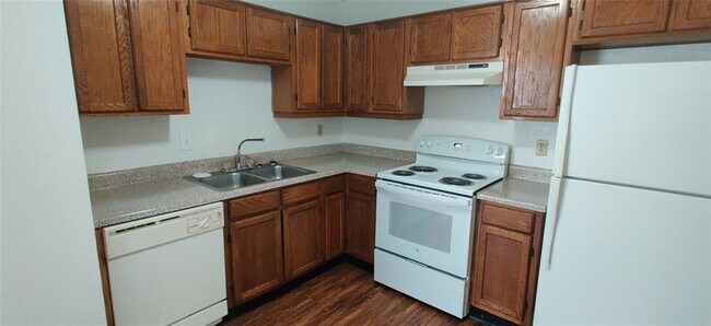 Building Photo - 1712 Crestpoint Dr