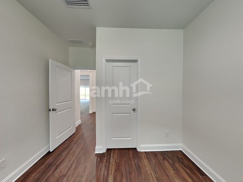 Building Photo - 9510 Riverbend Village Dr