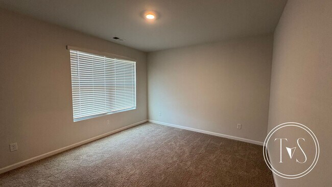 Building Photo - RATE DROP ALERT (was $2240/month) and SUMM...