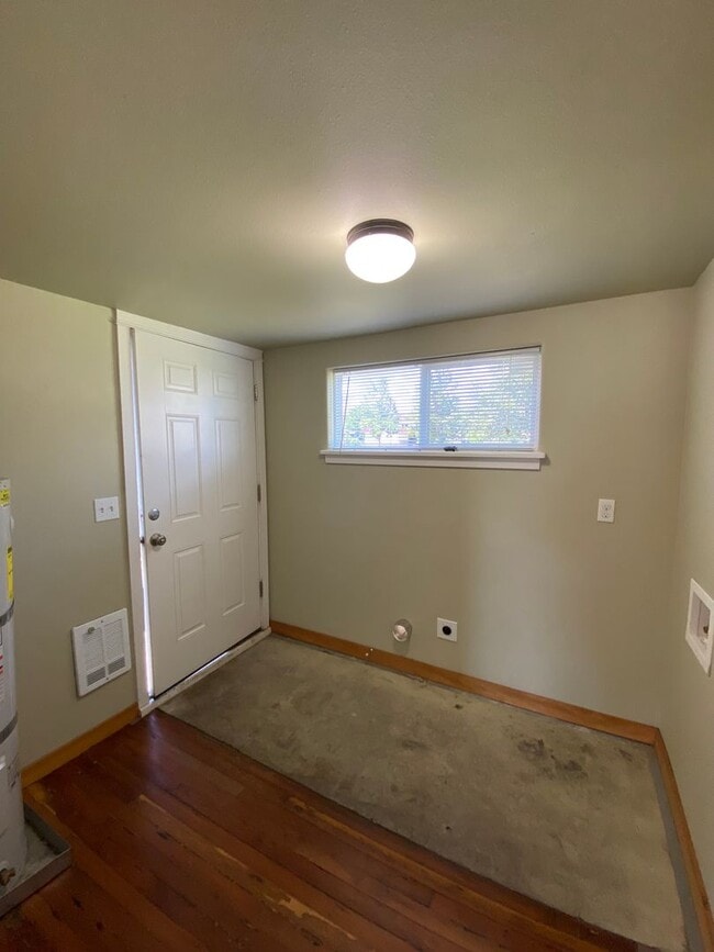 Building Photo - Beautifully Remodeled Springfield Cottage