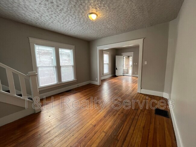 Building Photo - 417 N Rural St