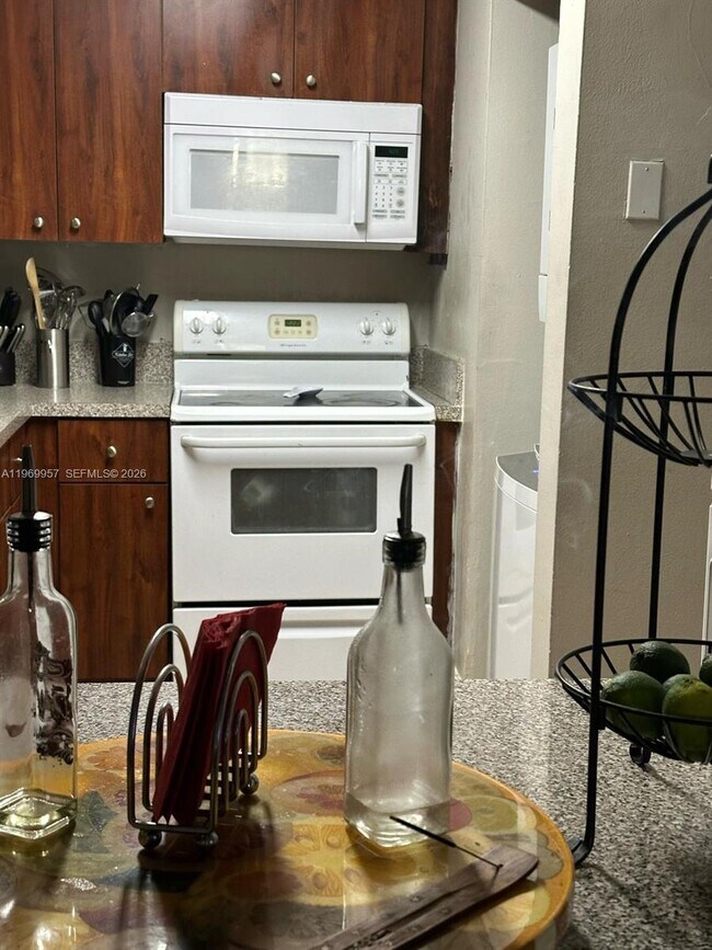 Building Photo - 10000 NW 80th Ct