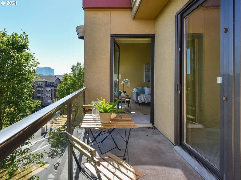 Building Photo - 1620 NE Broadway St