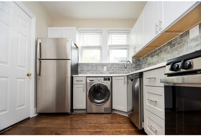 Building Photo - 3815 N Greenview Ave