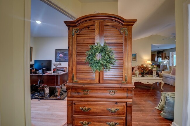 Building Photo - 472 Shellbank Dr