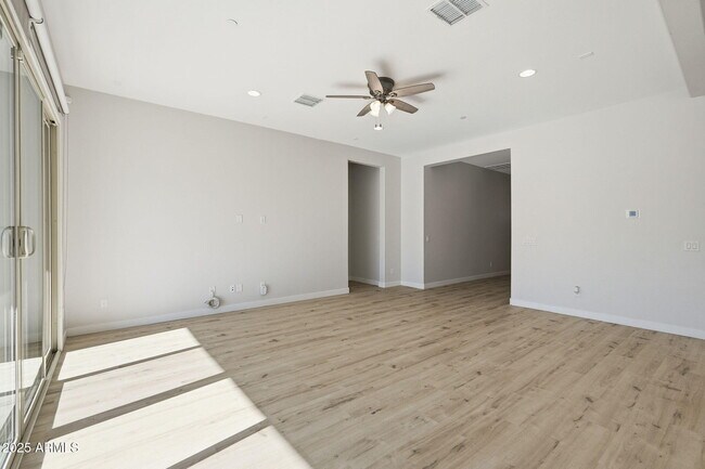 Building Photo - 9749 E Tahoe Ave