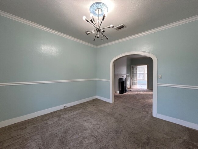 Building Photo - Move in Special!! 2 Bedroom 1 Bath Histori...