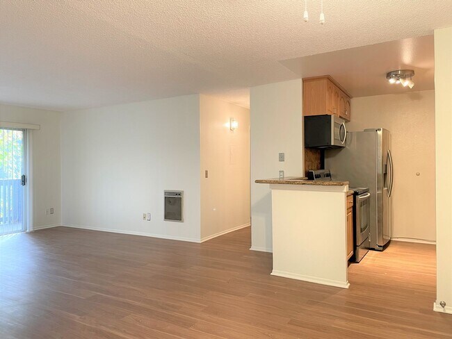 Building Photo - Luxury Living at The Estates Condominium Complex – 2 Bedroom, 2 Bathroom