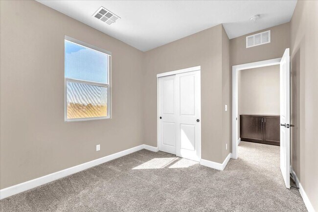 Building Photo - 4-Bedroom Tuscany Townhome with Strip & Golf Course Views