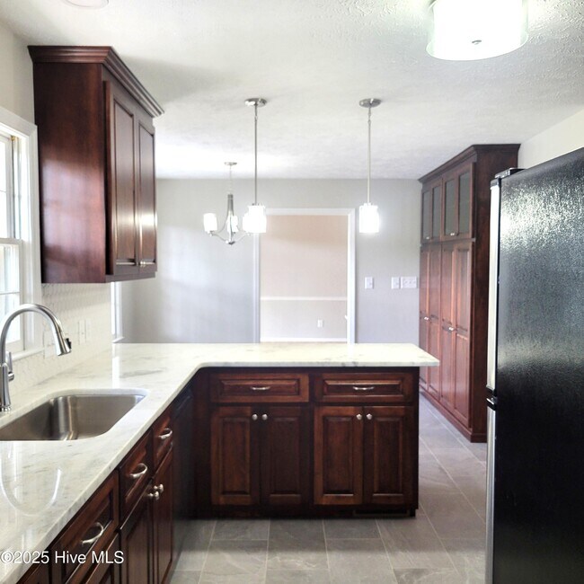 Building Photo - 62 Pine Ridge Dr