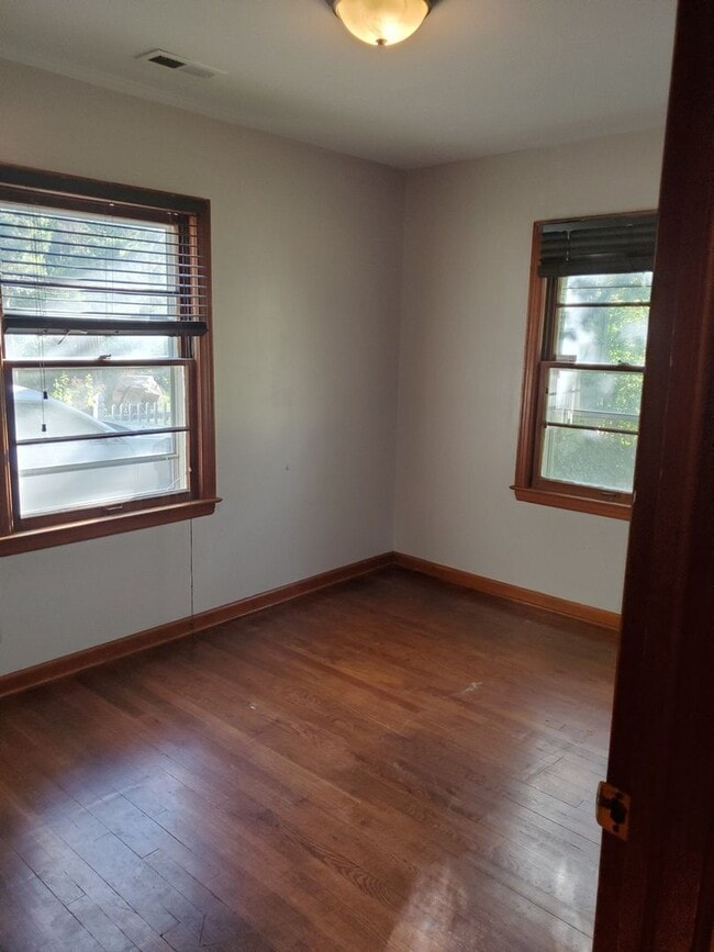 Building Photo - Nice 2 bedroom very near College Hill park