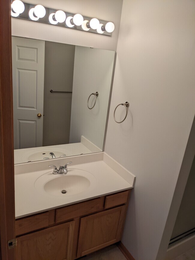 Guest bathroom - 5851 Prairie Ridge Dr