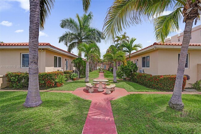 Building Photo - 2160 Bay Dr