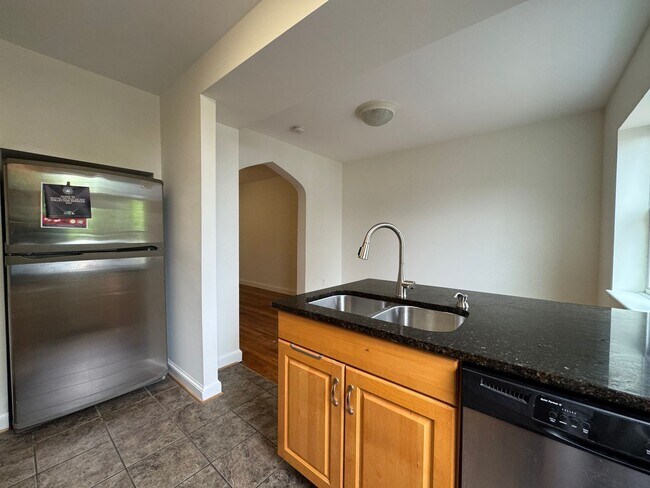 Building Photo - Charming 2 Bed 1 Bath Interior Townhome Wi...