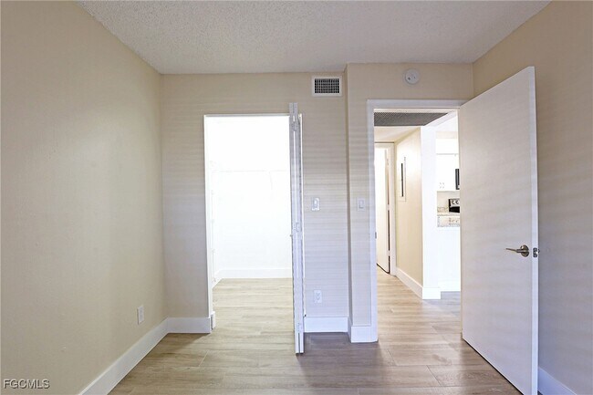 Building Photo - 5331 Summerlin Rd