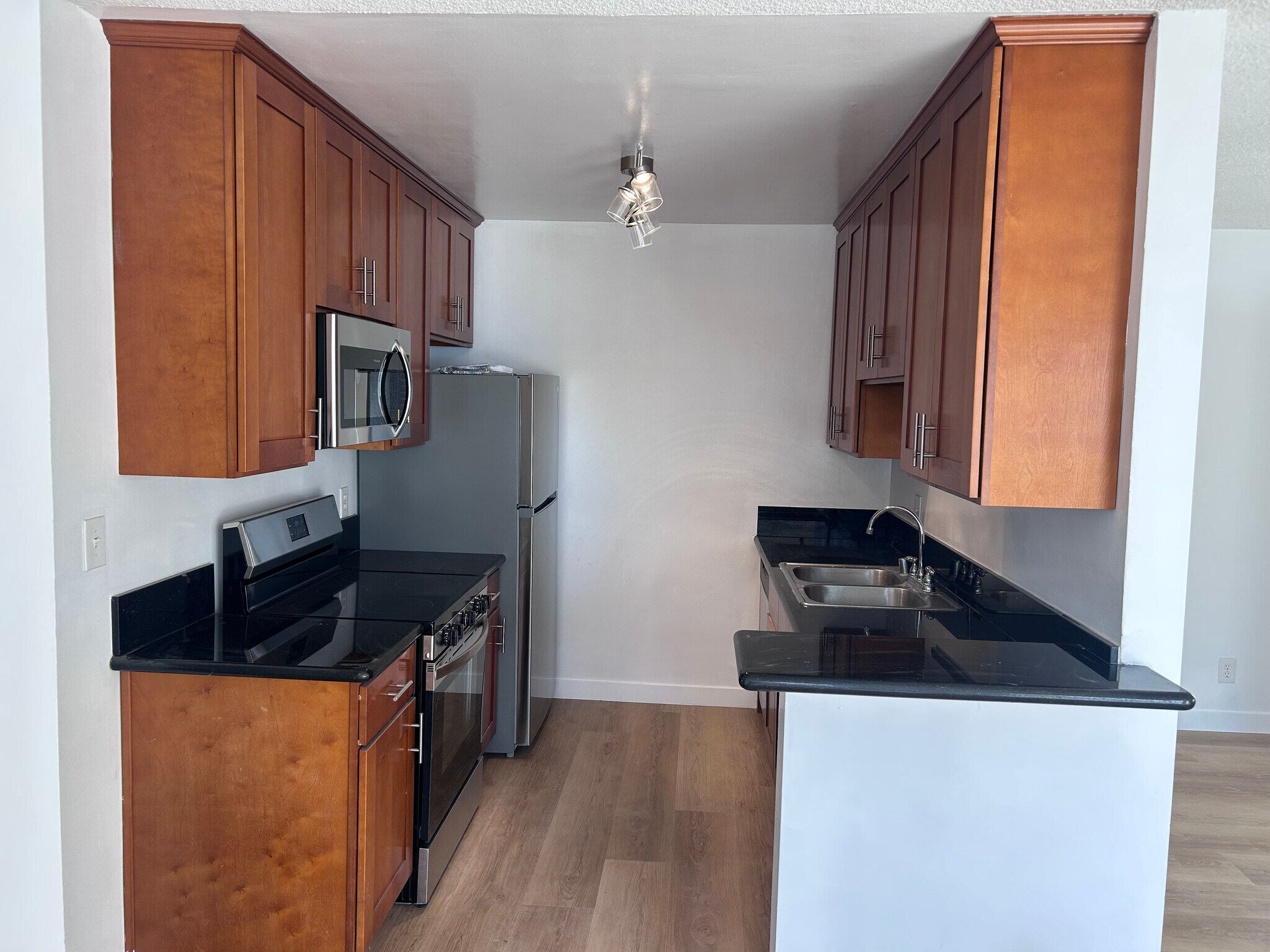 Building Photo - 1544 N Fuller Ave