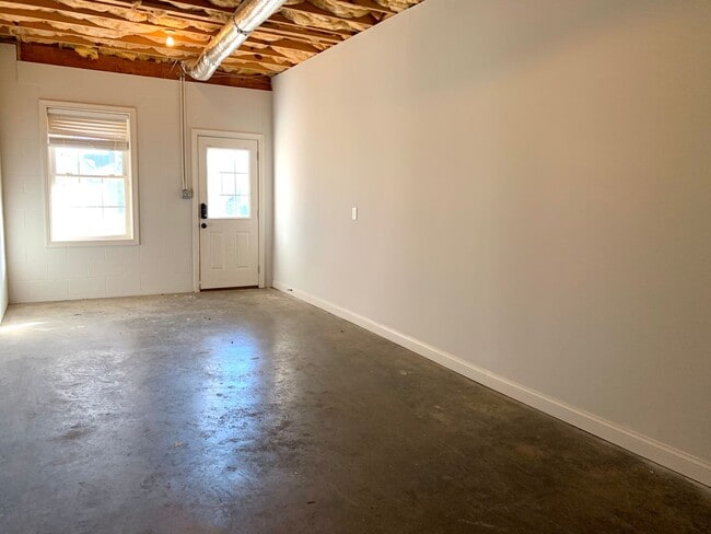 Building Photo - 1533 Edgewater Ln