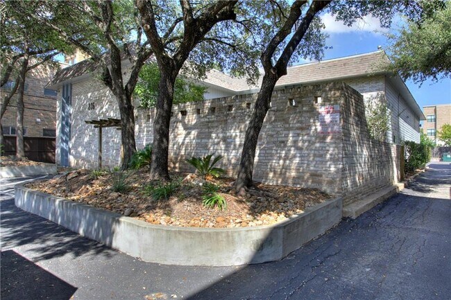 Building Photo - 816 W N Loop Blvd