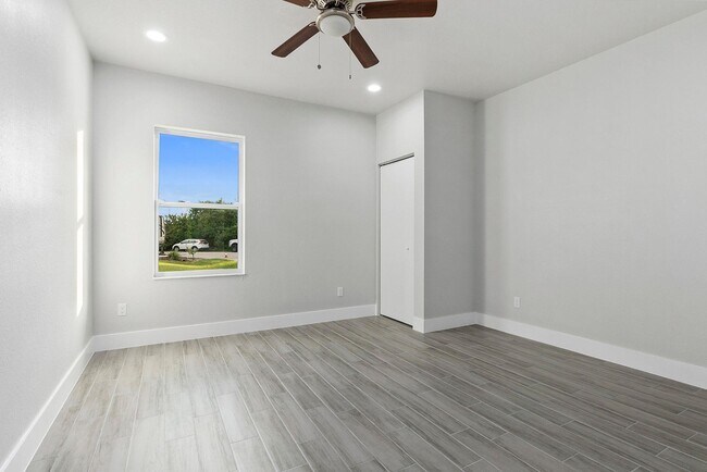 Building Photo - 1351 SW Don Ct