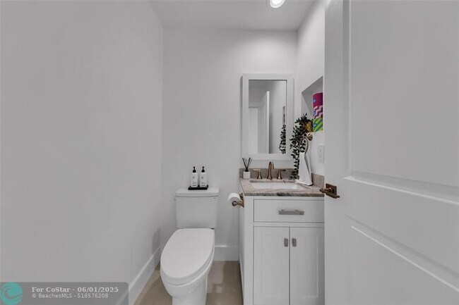 Building Photo - 9585 Carousel Cir S
