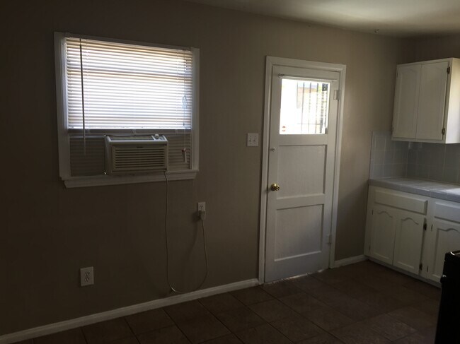 Building Photo - 2556 W Ramona Rd