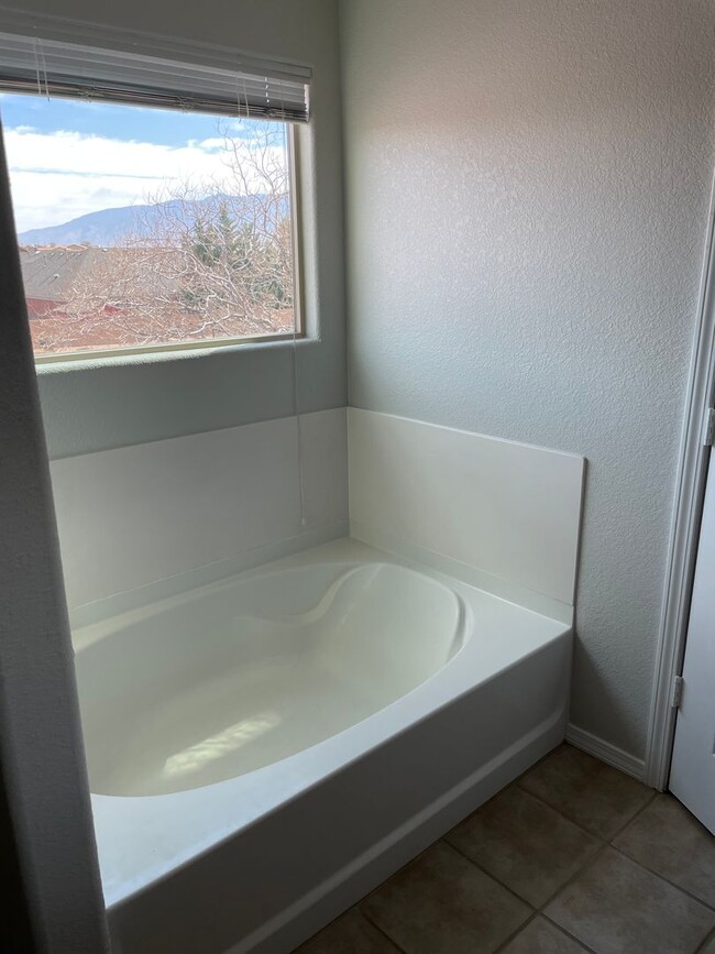 Building Photo - 2 bed 2.5 bath townhome located in a Gated...