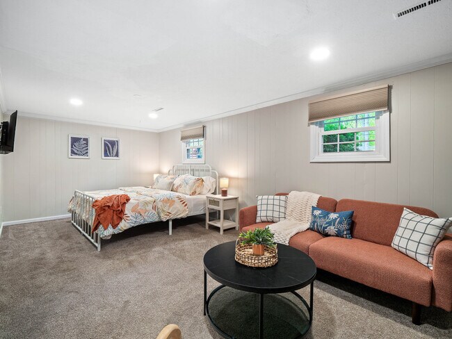 Building Photo - 5012 Hollyview Dr