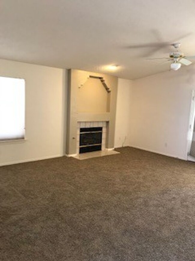 Building Photo - Lovely 3 bedroom near Kirtland AFB ready now!