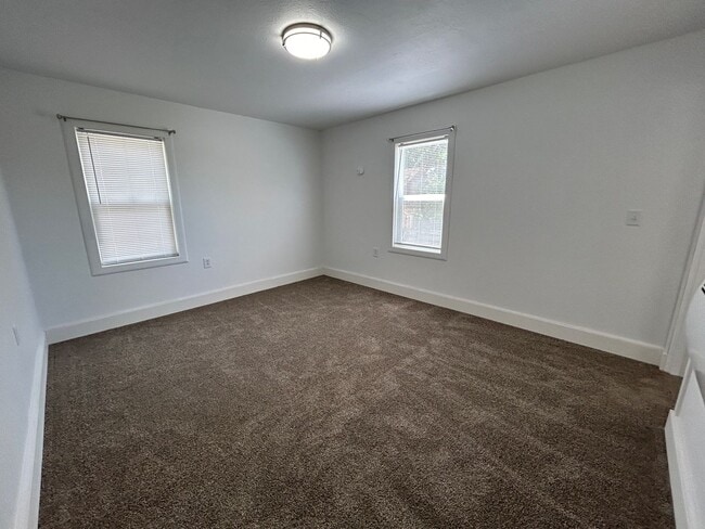 Building Photo - 3 Bedroom 1 Bath Beautiful House with Fenced Yard & Garage