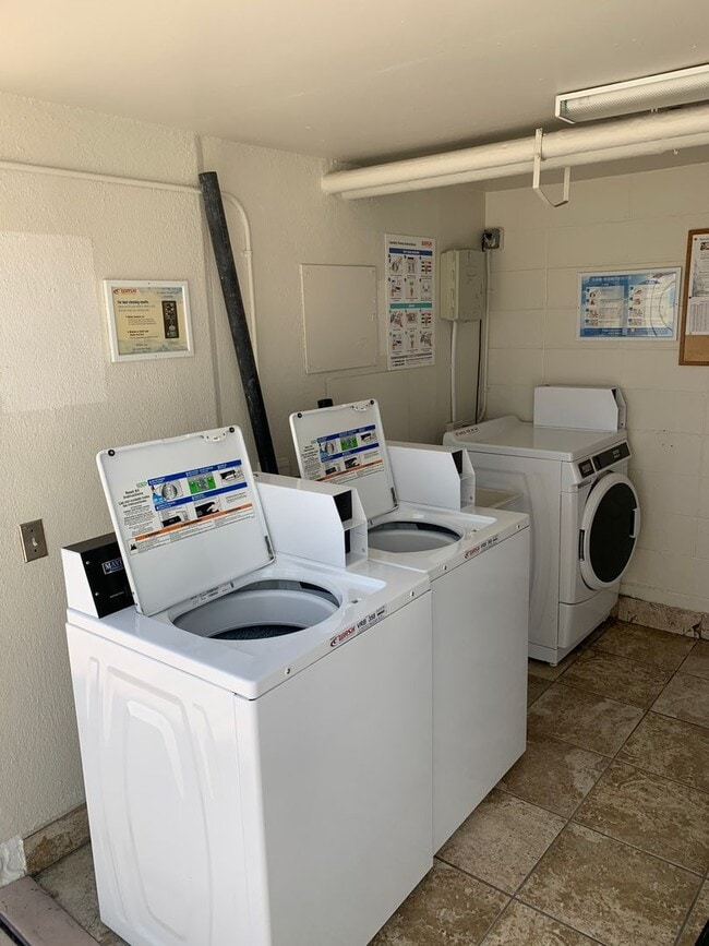 Building Photo - Fully Furnished. Updated. Waikiki (No parking)