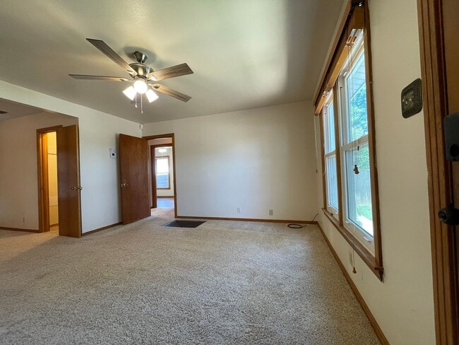 Building Photo - Cozy 3-Bed, 2-Bath Retreat in Serene Neigh...