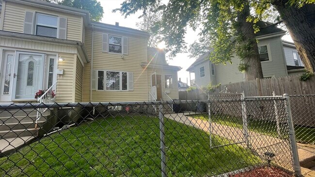 Building Photo - 13 Whitman St