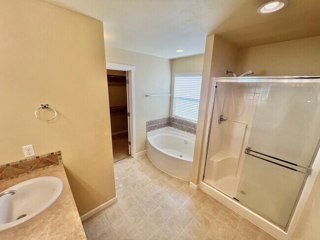 Building Photo - MOVE IN READY: 4bd 2.5ba 2,086 sq ft