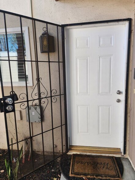 Building Photo - 13514 Village Dr