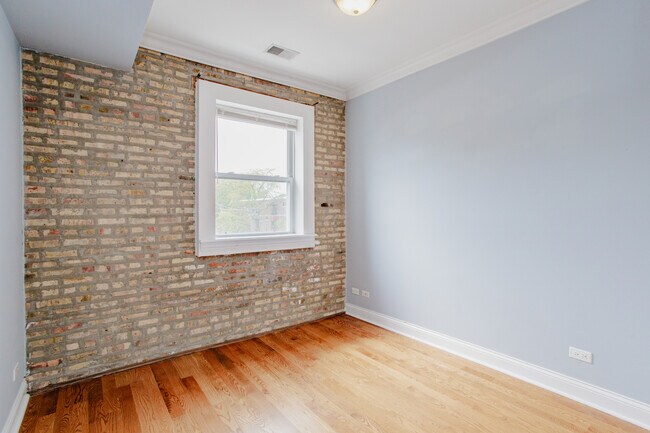 Building Photo - 6150 N Ravenswood Ave