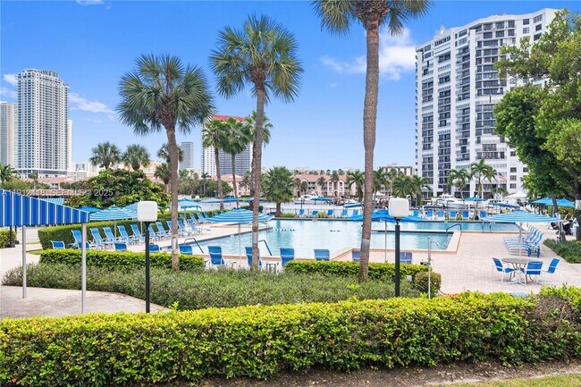 Building Photo - 2500 Parkview Dr