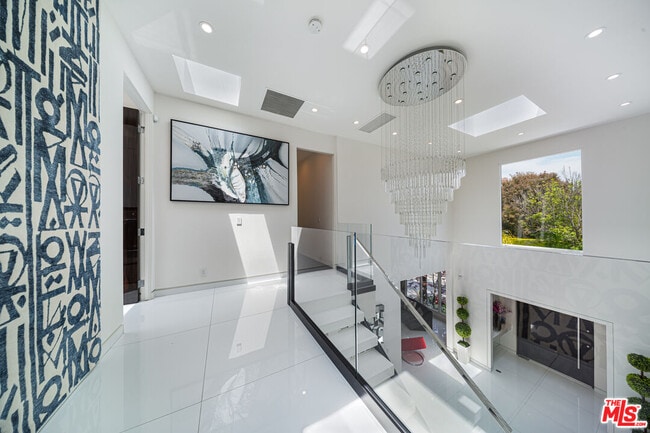 Building Photo - 511 N Rexford Dr