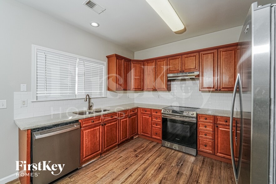 Building Photo - 535 Bentmoor Dr