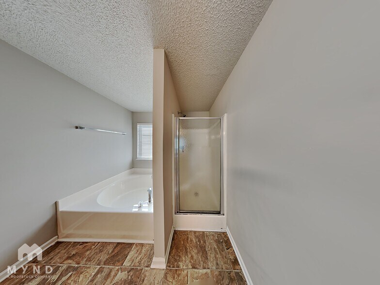 Building Photo - 6132 Hickory Ln Dr