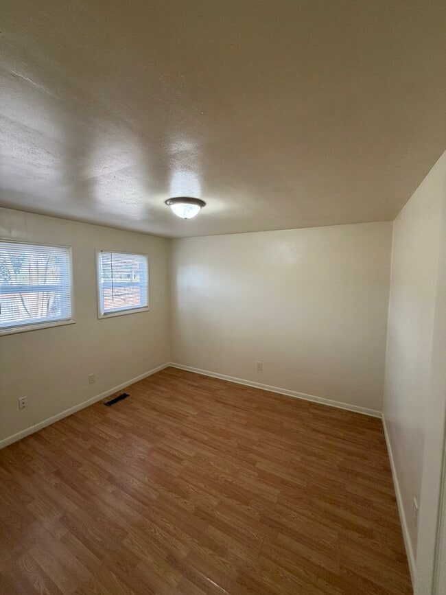 Building Photo - 1039 SW Cascade Ave