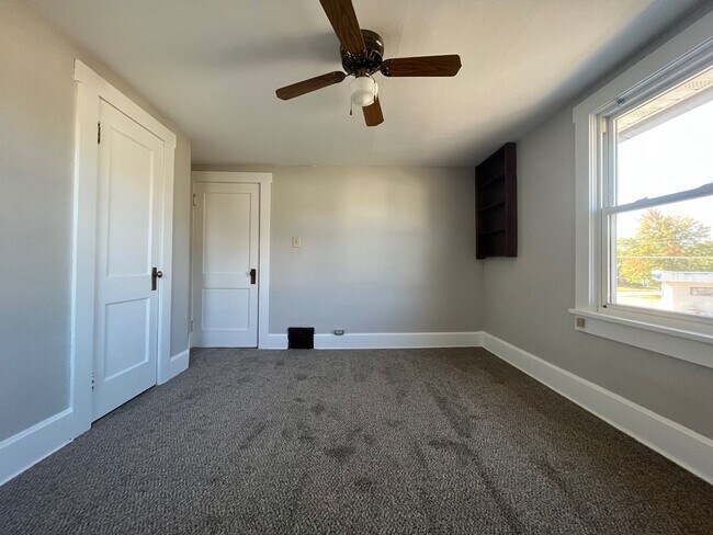 Building Photo - Three Bedroom Home