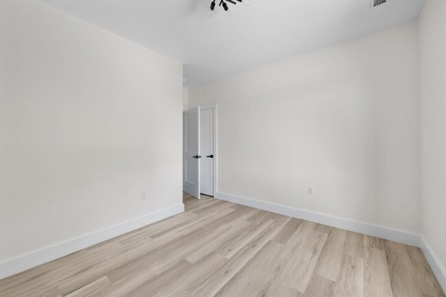 Building Photo - 1295 Holmden Ave