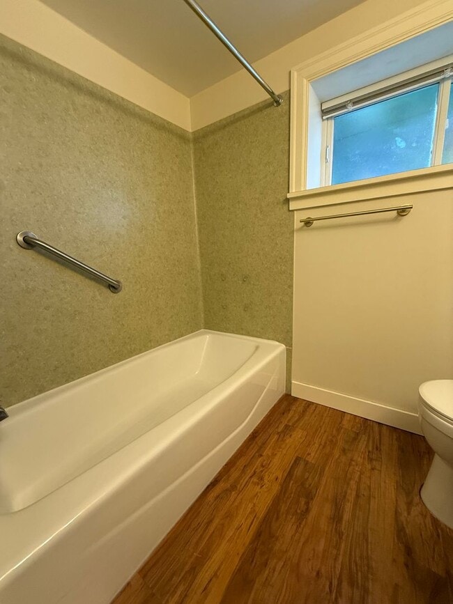Building Photo - 3BR Tudor Home 1/2 Block from Greenlake!