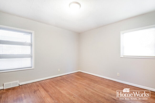 Building Photo - 730 E Broadway St