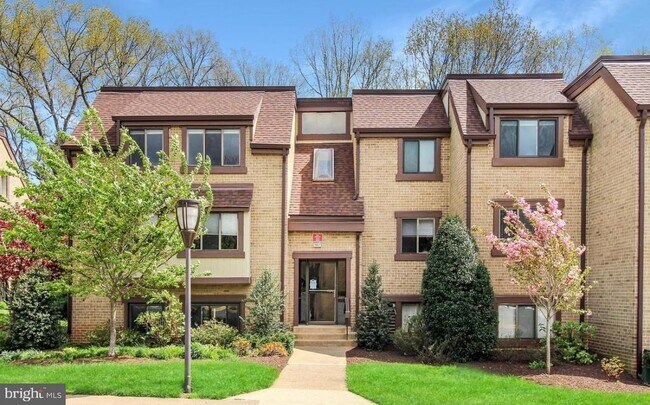 Building Photo - 1661 Parkcrest Cir